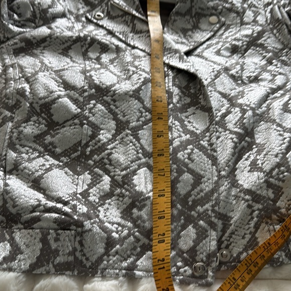 Sparkly and shiny silver python print jacket - Picture 10 of 10